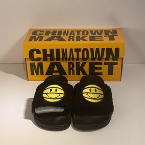 🙂 [BRAND NEW] CHINATOWN MARKET SMILEY BASKETBALL SHERPA SLIDES SLIP-ON SANDALS